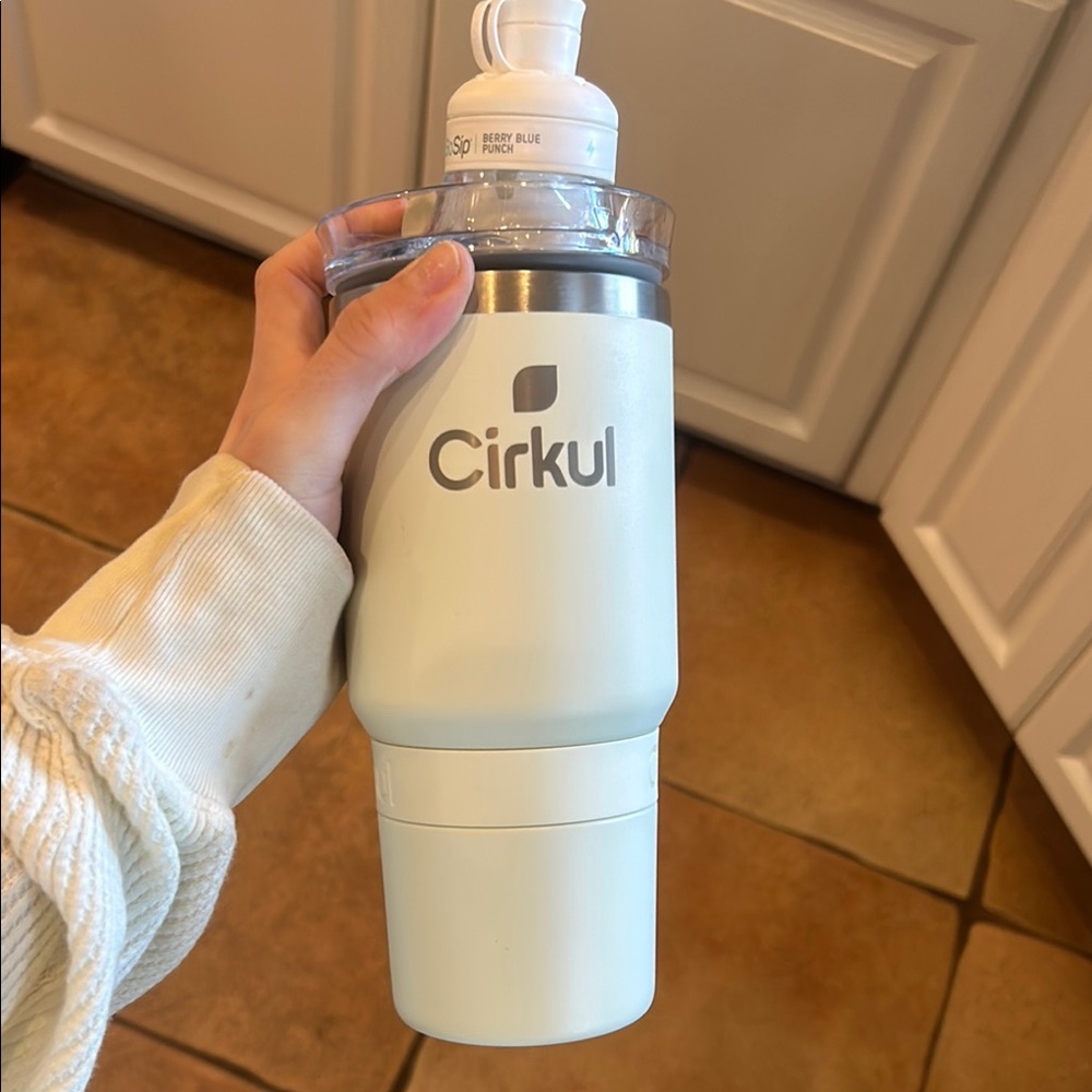 Cirkul White Insulated Water Bottle